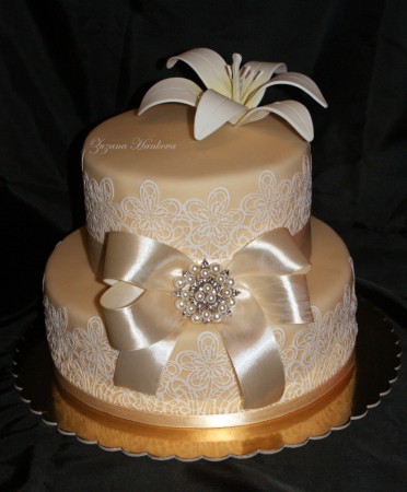 Krémová s jedlou krajkou a brošňou - variant s ľaliou